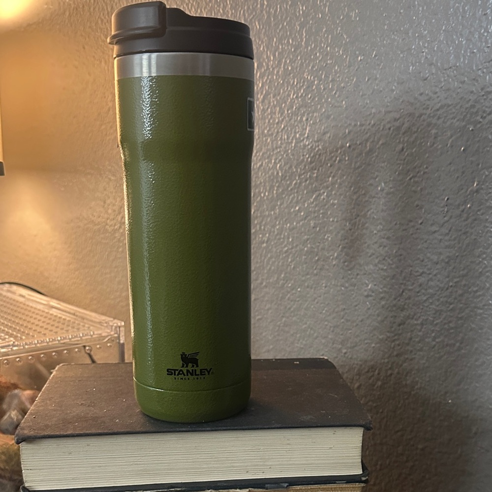 Starbucks/Stanley Military Green Travel Tumbler with Black Handle - Picture 4 of 4